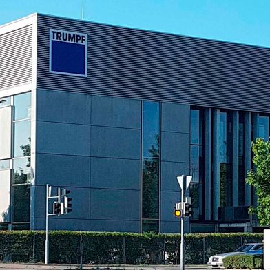 Baden-Württemberger Unternehmen sehen eine verlängerte Arbeitszeit für ihre Belegschaft als durchaus zumutbar. Nachdem Mercedes-Benz sich dafür ausgesprochen hat, sieht auch der Technologiekonzern Trumpf darin ein probates Mittel, um über die schwierigen Zeiten zu kommen  ... (Bild: Trujmpf)