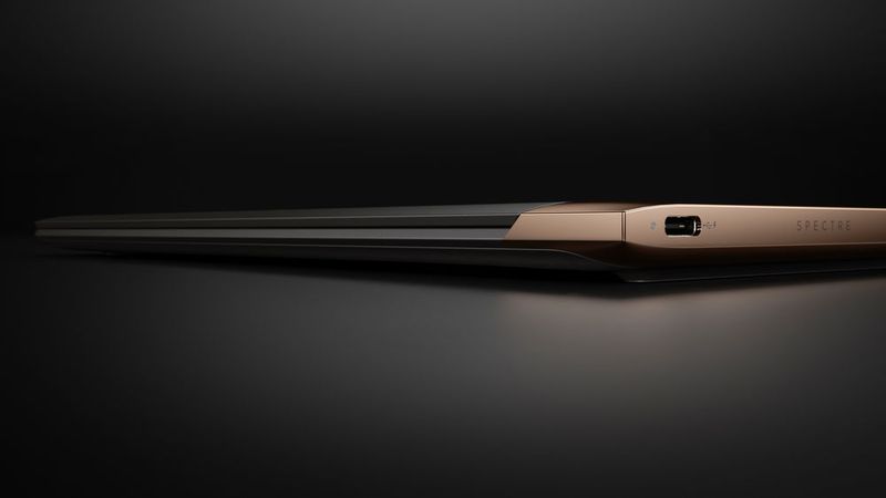 Das HP Spectre ist mit 10,4 Millimetern das derzeit flachste Notebook der Welt. Sein Gehäuse ist aus Aluminium gefräst, der Boden besteht aus Karbonfasern. (Bild: HP)
