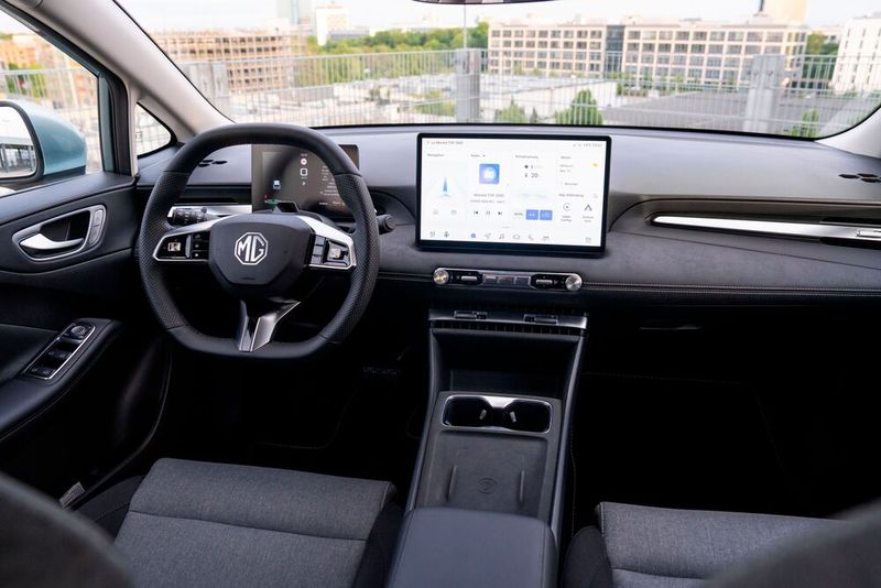 Gut aufgeräumter, funktionaler Arbeitsplatz mit ausreichend haptischen Schaltern. (Bild: MG Motor)