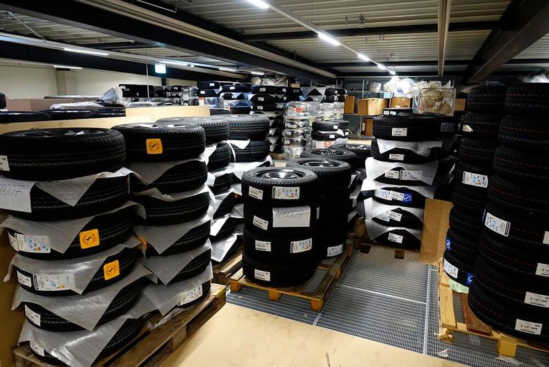 Lieferfähigkeit ist die Voraussetzung für ein erfolgreiches Reifengeschäft. Deshalb hält Krüll auch eine große Auswahl an Neureifen vor. (Rosenow/»kfz-betrieb«)
