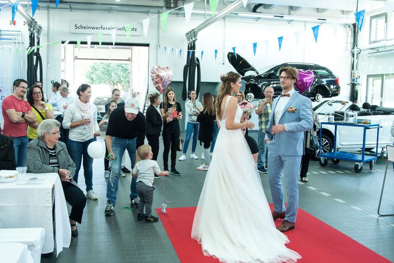 Unter anderem wurde die Werkstatt für eine kleine Hochzeitsmodenschau genutzt. (Volkswagen Automobile Frankfurt)