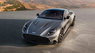 Aston Martin hat ein Sondermodell zu 25 Jahre Vanquish aufgelegt. Die Außenlackierung „Q Skye Silver“ ist dem Vanquish 25 vorbehalten. (Bild: Aston Martin)
