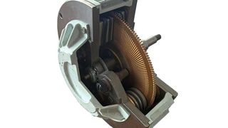 Offener Scheibenläufermotor der Baureihe MC 17. Trotz ihrer Vorzüge haben solche Motoren eine geringe Temperaturfestigkeit und verschleißanfällige Kohlebürsten. (Bild: Mattke AG)