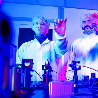 Dr. Maxim Darvin (rechts) und Felix Bennewitz untersuchen am Fraunhofer IPMS in Cottbus den Einsatz von Mikrospiegeln zur adaptiven Korrektur optischer Abbildungsfehler. (Bild: Sascha Thor, BTU)