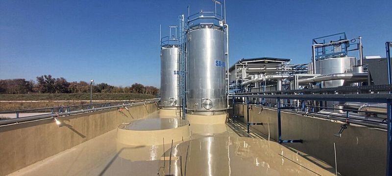 Chemark (Berhida/HU) produziert mehr als 65 Millionen Liter Pflanzenschutzmittel und Dünger pro Jahr. (Bild: Sto Építőanyag Kft./StoCretec.)