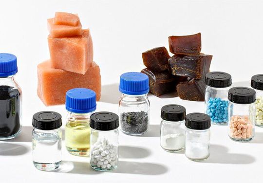 Das sind die Ausgangsstoffe aus denen robuste und dichte Elastomere hergestellt werden können. Das Fraunhofer LBF weiß, wie man damit Wasserstoff verlustfrei transportieren kann. Ein neues Projekt soll der Energiewende damit mehr Schub geben. Das sind die Ausgangsstoffe aus denen robuste und dichte Elastomere hergestellt werden können. Das Fraunhofer LBF weiß, wie man damit Wasserstoff verlustfrei transportieren kann. Ein neues Projekt soll der Energiewende damit mehr Schub geben.