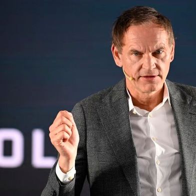 VW-Konzernchef Oliver Blume macht klar, wie ernst die Lage bei Volkswagen derzeit ist. Nicht zuletzt stehen ab morgen gleich mehrere außerordentliche Betriebsversammlungen in verschiedenen VW-Werken an. Es gehe sozusagen „um die Wurst“! Alle müssten jetzt ran ... (Bild: Joh. Neudecker / dpa)