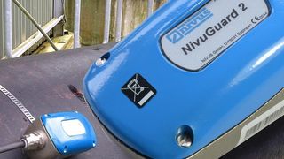 Typische Anwendungsgebiete für den Sensor sind Trockenlaufschutz und Strömungsüberwachung an Pumpenleitungen, Schlammleitungen und Abwasserrohrleitungen. (Bild: Nivus)