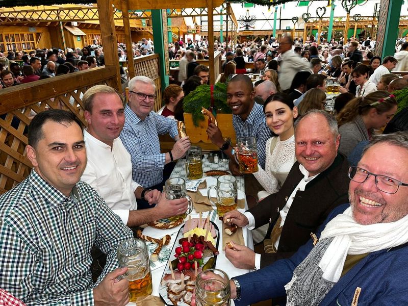 (v. l.) Michael Benesch und Tobias Knetsch, ACER, Michael Ulmer, Bechtle, Kevin Peakock, Google, Jasmin Arnold und Kurt Müller, Cancom, und Alexander Glatzeder, freyraum. (Bild: Vogel IT-Medien GmbH)