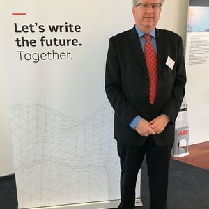 Dr. Christopher Ganz, ABB Group Service R&D Manager: „Wir überbrücken die digitale mit der physikalischen Welt und wissen, wie man Mehrwerte über Energieeffizienz oder Produktionssteigerung schafft“.