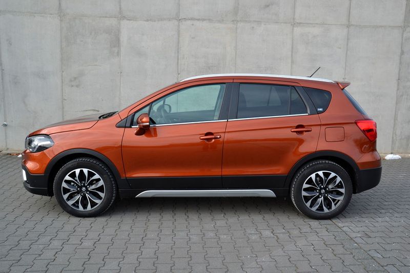 Insgesamt stehen für den neuen SX4 S-Cross neun verschiedene Lackierungen zur Auswahl. Der Aufpreis für Metalliclackierungen beträgt 500 Euro. (Michel/»kfz-betrieb«)