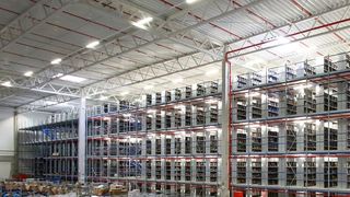 Fachboden-Regalanlage von F.X. Rauscher bei reBuy, links der neu installierte Teil. (Dirk Hasskarl)