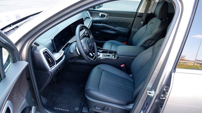 Im Rahmen der Modellpflege hat Kia auch den Innenraum des Sorento überarbeitet. (Bild: Rosenow – VCG)