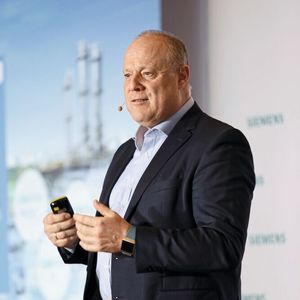 Eckhard Eberle, CEO der Siemens Business Unit Process Automation, kündigte für die Hannover Messe ein völlig neues, webbasiertes Prozessleitsystem an.
