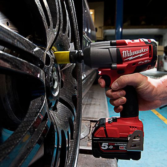 Bis zu 610 Nm Anzugsdrehmoment erreicht der kompakte Akku-Schlagschrauber M18 FMTIWF12-502X.(Bild:  Milwaukee)