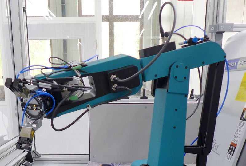 Der 6-Achs-Industrieroboter Horst 900 der den Citizen-Miyano-Kurzdreher durch seine Automatisierungsmöglichkeiten quasi veredelt, wartet mit seinem 2-Backen-Parallelgreifer vor der Drehmaschine ... (Bild: Citizen)