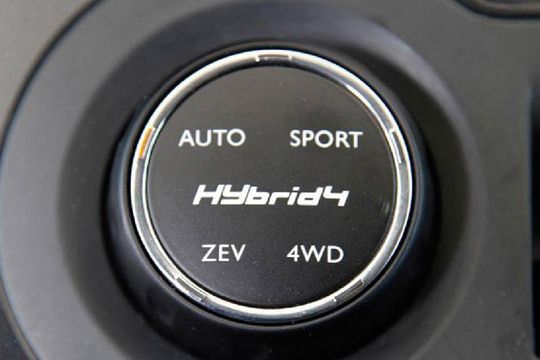 Auch die Bedienelemente erinnern den Fahrer an seine umweltfreundliche Kaufentscheidung. (Archiv: Vogel Business Media)