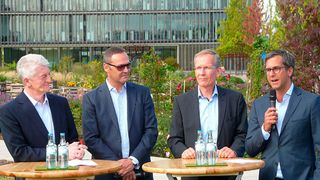 Nach zehn Jahren Abstinenz nimmt Thyssen Krupp in diesem Jahr wieder an der IAA teil. Im Bild (v.l.): Dr. Heinrich Hiesinger, Vorstandsvorsitzender der Thyssen Krupp AG, Bernhard Osburg, Leiter Sales Automotive, Thyssen Krupp Steel Europe AG, und Dr. Karsten Kroos, CEO Business Area Components Technology. (Thyssen Krupp)