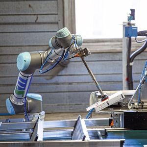 Hailos erster UR-Roboter, ein UR5, ist mit einem Sauggreifer ausgerüstet. Damit kann er Kartons mit Zubehör an Stehleitern festklemmen, bevor sie verpackt werden.