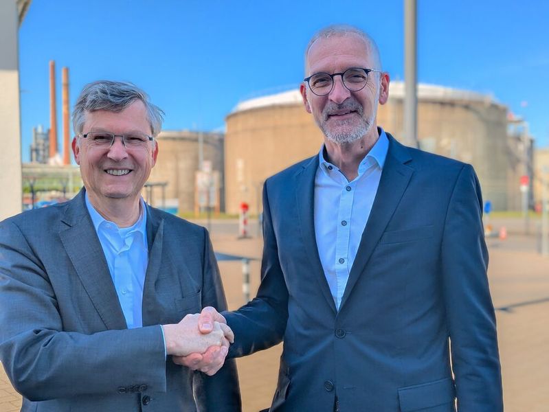 Dr. Axel Göhrt (links) übergibt die Geschäftsführung Produktion und Technik bei Ineos an Dr. Ralf Gesthuisen. (Bild: Ineos)