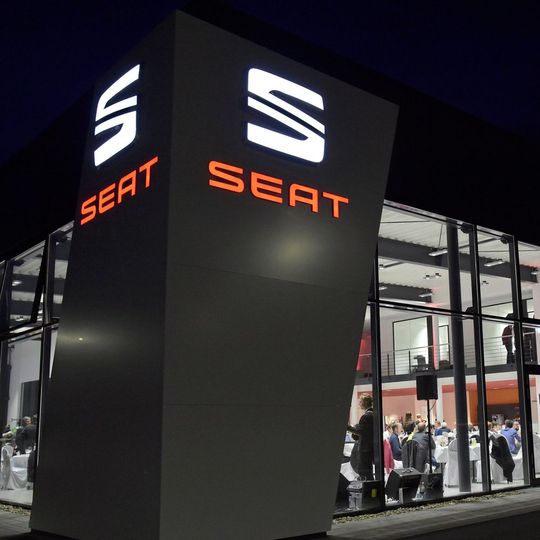 Das Autohaus Früchtl ist in Straubing seit Mitte April mit einem Seat-Vollfunktionsbetrieb vertreten. Das Autohaus Früchtl ist in Straubing seit Mitte April mit einem Seat-Vollfunktionsbetrieb vertreten.