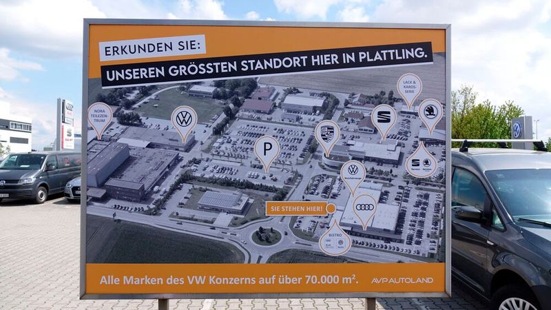 Darum braucht es auch eine Orientierungstafel, um den Kunden in die richtige von insgesamt fünf Werkstätten zu lotsen. (Bild: Rosenow/»kfz-betrieb«)