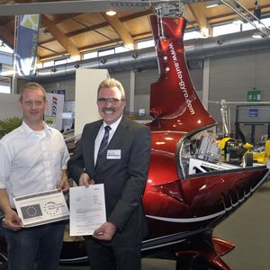 Thomas Kroemer, Niedersächsisches Ministerium für Wirtschaft, Arbeit und Verkehr überreicht Otmar Birkner , Managing Director der Firma Auto-Gyro den Zuwendungsbescheid für den "EGyro-Tragschrauber mit E-Antrieb".(AERO)