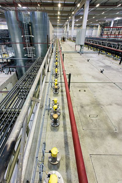 Insgesamt gibt es 225 Tanks, in denen Rohstoffe und die fertigen Endprodukte gelagert werden. (Vega)