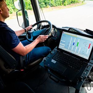 Das Grundprinzip ähnelt dem eines Hybrid-Pkw. Zwischen Dieselmotor und Getriebe sitzt ein Elektromotor. Er unterstützt beim Anfahren und Beschleunigen, gewinnt Energie beim Bremsen zurück und treibt den Lkw auf kurzen Strecken sogar allein an.(Bild:  ZF)