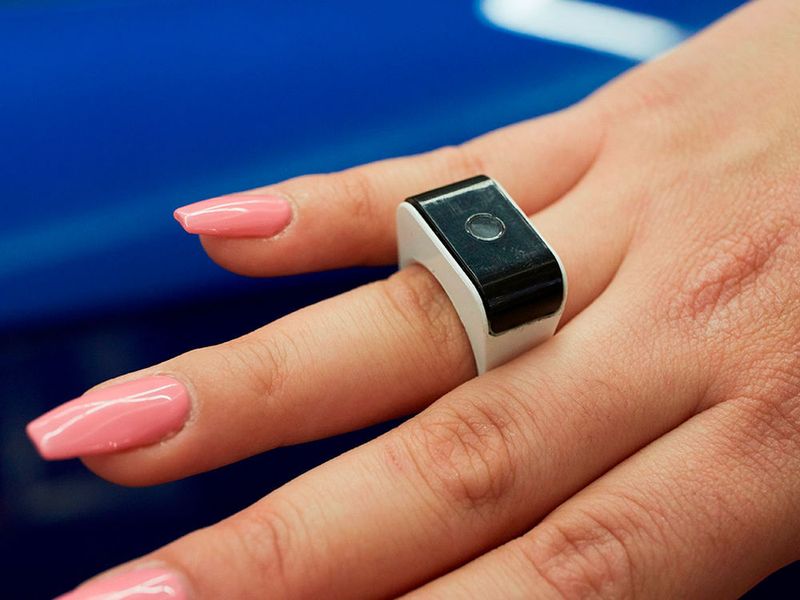 Der Smart Ring teilt dem Träger mit, ob er genug Sonnenlicht aufgenommen hat.  (MarcWinkel / Messe München)