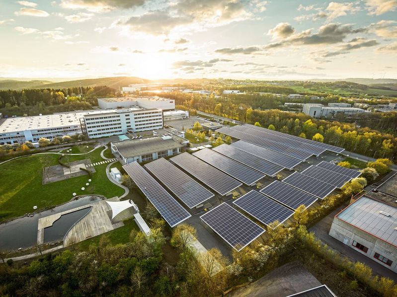 Auf dem Weg Richtung emissionsneutraler Produktion: Der ABB-Standort Lüdenscheid zeigt, wie sich Energieerzeugung, Verbrauch und Energiemanagement intelligent verknüpfen lassen.