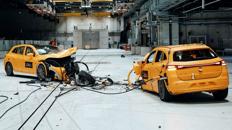 Als weltweit erster Hersteller ließ Mercedes zwei vollelektrische Pkw gegeneinander krachen. (Bild:  Mercedes-Benz)