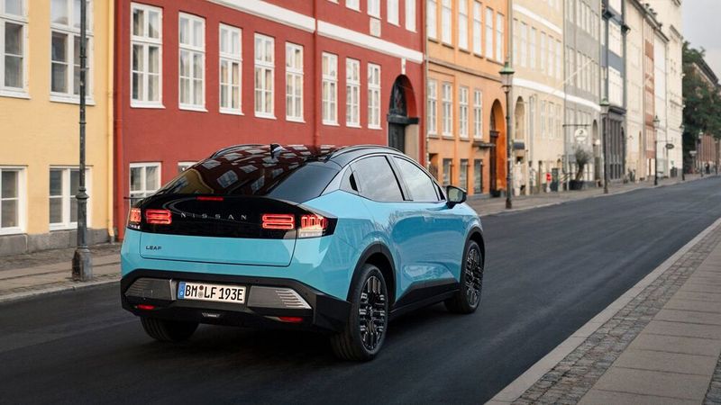 Die elegant abfallende Heckpartie des Leaf bietet ein auffälliges Rückleuchtendesign. (Bild: Nissan)