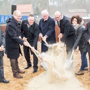 Beim Spatenstich (v. l.): Thomas Rumpf, Amtsleiter WSA Verden, Professor Heinz Jörg Fuhrmann, Vorstandsvorsitzender Salzgitter, Dirk Oelmann, Bürgermeister der Gemeinde Winsen, Professor Jürgen Hesselbach, Präsident der TU Braunschweig, Wolfgang Klußmann, Bürgermeister der Gemeinde Wietze, Dr. Gabriele Heinen-Kljajić, Niedersächsische Ministerin für Wissenschaft und Kultur, Uwe Beckmeyer, parlamentarischer Staatssekretär, Bundesministerium für Wirtschaft und Energie.