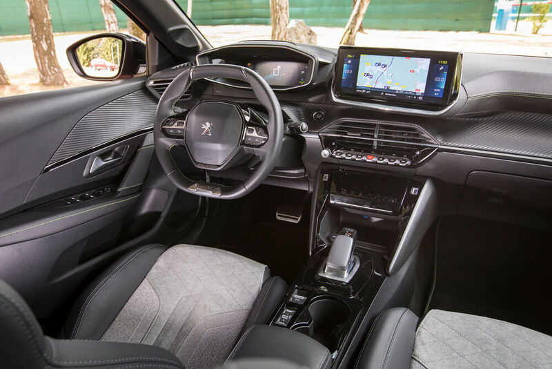 Im Innenraum bleibt Peugeot bei dem sogenannten i-Cockpit, also dem kleinen Lenkrad mit darüber angeordneten Armaturen. (Peugeot)