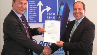 Jan Hendrik Eicke (l.), Geschäftsführer von Sonove, und Thilo Döring, Vertriebsleiter von HMS, bei der Überreichung des HMS-Partnerzertifikats.  Bild: HMS (Archiv: Vogel Business Media)