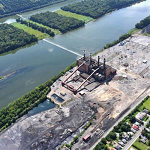 Auf dem Gelände am Susquehanna River, auf dem das Gas- und Dampfturbinenkraftwerk Hummel Station entstehen wird, befindet sich des stillgelegte Kohlekraftwerks Sunbury.