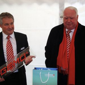 Vorbereitung der Grundsteinlegung: Firmengründer Fritz Müller, rechts, und André Schüpfer. 