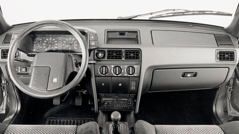 Im Rahmen einer Modellpflege im Juli 1986 („Serie II“) wurde auch das Armaturenbrett vollständig umgestaltet. Walzentacho und Bedienungssatelliten wichen normalen Analoginstrumenten und konventionellen Bedienelementen. Man beachte das teutonische Radio aus dem Zubehör. (Bild: Citroën / Slg. Immo Mikloweit)