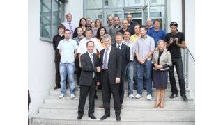 Stéphane Courgeon (vorne links) und Michael Padberg (vorne rechts) mit PiE-Mitarbeitern vor dem Firmensitz in der bayerischen Ortschaft Wörthsee, nahe München (Archiv: Vogel Business Media)