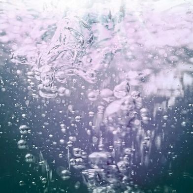 Mit UV-C-Strahlung lassen sich unter anderem Keime im Wasser abtöten. Bisher wurde dafür Niederdruck-Entladungslampen verwendet. UV-C-LEDs sind nicht nur effizienter, sondern kommen auch ohne Quecksilber aus. (Bild: AMS Osram)