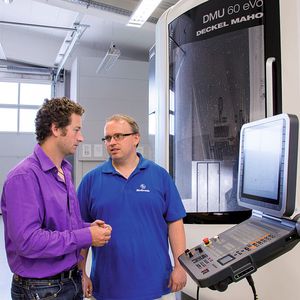 Josef Peschl, Produktionsleiter bei Medtronic (li): Besprechung mit einem seiner Zerspanungstechniker in der PEEK-Bearbeitung.