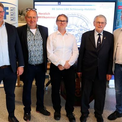 Marc-Olaf Begemann, Schulleiter des BBZ am NOK, Claudio Jöhnk, Obermeister der Landesinnung für Karosserie- und Fahrzeugbautechnik, Thomas Weber, Lehrer am BBZ am NOK, Hans-Peter Brandt und Björn Geertz, Hauptgeschäftsführer der HWK Flensburg freuten sich über die starke Entwicklung des Standorts.  (Bild: Christof Nielsen-Wegner, BBZ am NOK)