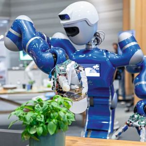 KI-basierende Robotik hat das Potenzial sich in zehn bis fünfzehn Jahren zu einem Industriezweig in Europa hin zu entwickeln, der in der Größe und Bedeutung der heutigen Automobilindustrie entspricht. Hier ist zu sehen, wie DLR-Roboter Rollin‘ Justin eigenständig eine Alltagsaufgabe übernimmt und die Küchenpflanze wässert.(Bild:  DLR (CC BY-NC-ND 3.0))
