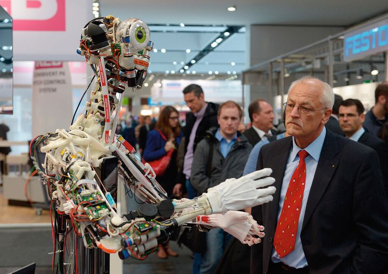 Der „Robotermann“ auf der Hannover Messe 2013 zeigte die Möglichkeiten  moderner Antriebstechnik. (Deutsche Messe)