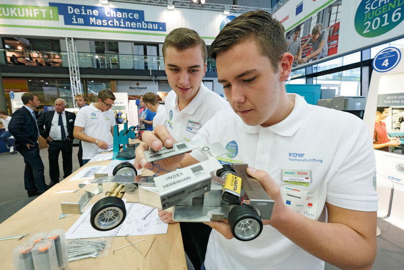 Junge Tüftler montieren Formel 1-Modellwagen auf der Sonderschau
Jugend der VDW-Nachwuchsstiftung. (Messe Stuttgart)