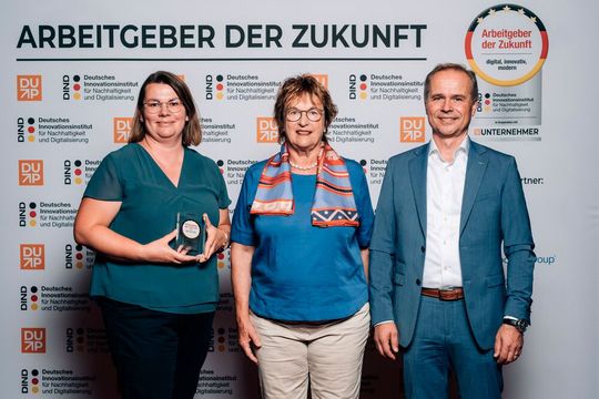 Die Wagner Group ist ein Arbeitgeber der Zukunft! Von links: Katharina Rischer, Bereichsleitung HR bei Wagner, Brigitte Zypries, Bundeswirtschaftsministerin a. D., und Steffen Springer, Geschäftsführer der Wagner Group, bei der Auszeichnung am 6. September.(Bild:  Offenblende/Andrej)