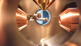 Der Blick in das Herzstück des Elektronenmikroskops, mit dem Atome im Bose Einstein Kondensat sichtbar gemacht wurden.  (Bild: Quantum, Universität Mainz)