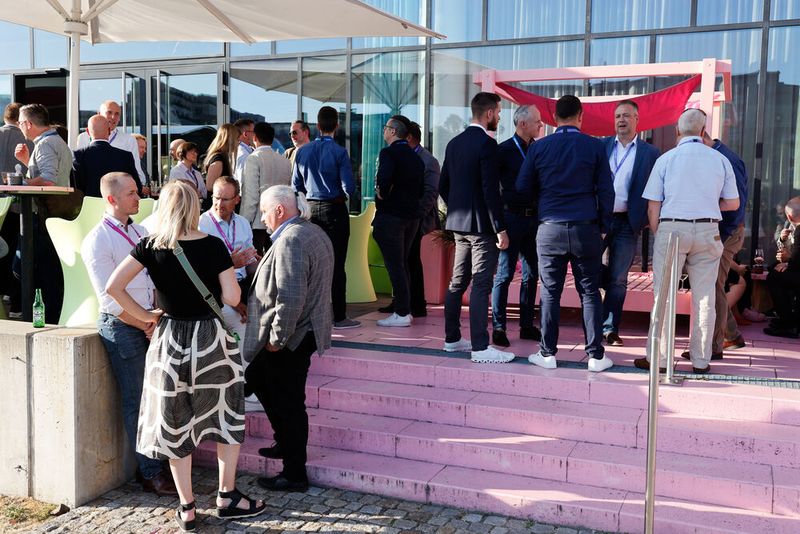 Das gute Wetter bot die Gelegenheit auch draußen ins Gespräch zu kommen.  (Bild: Westcon Comstor)