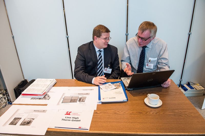 Der Industrieofenhersteller Linn High Therm, Eschborn, gab den Teilnehmern der Fachtagung Einblicke in die Herstellung von Carbonfasern. Am Stand erläuterte er, wie die thermischen Prozessschritte zur Faserherstellung in elektrisch beheizten Öfen ablaufen. (Bild: Mack)